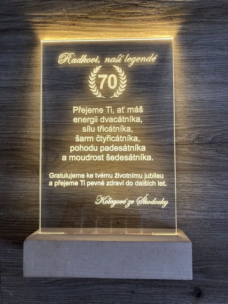 Gravírovaná plaketa do podsvíceného plexi s věnováním na přání od Laser Plzeň