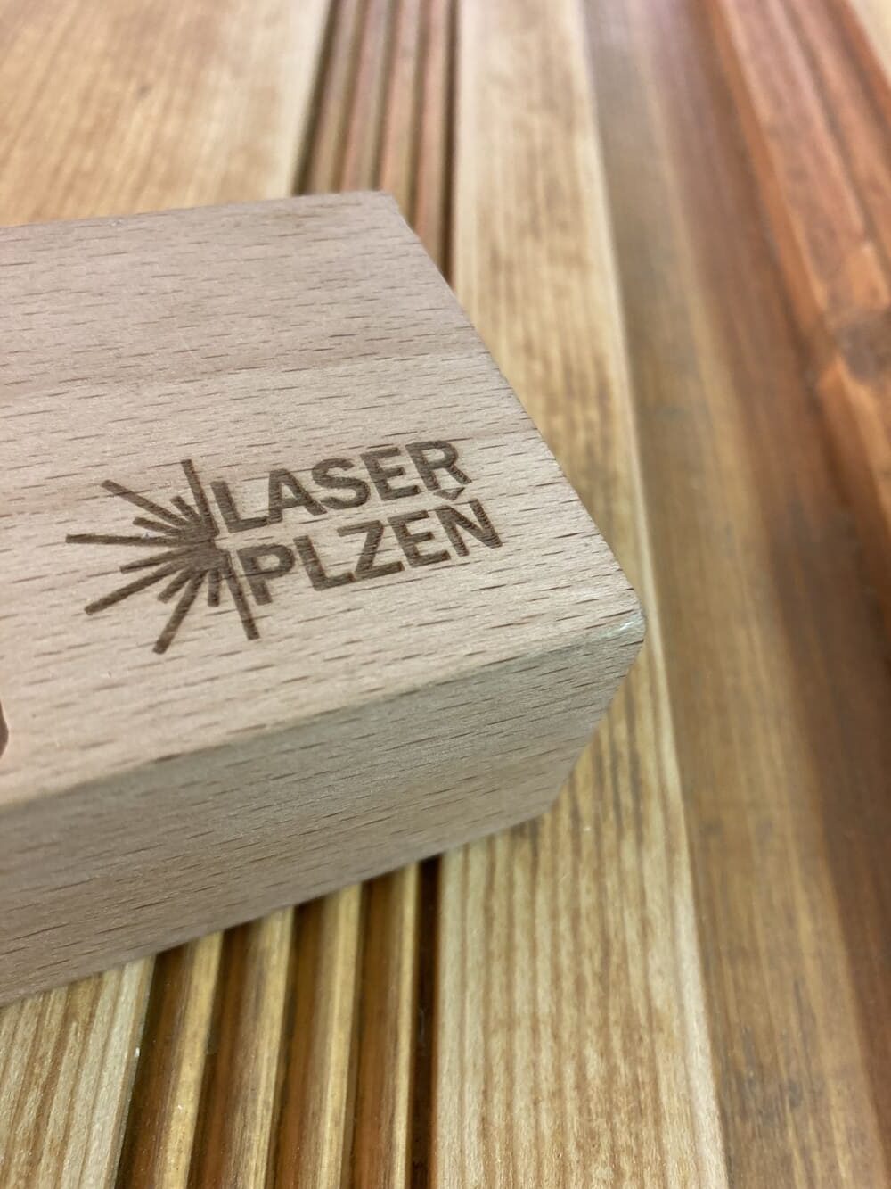Gravírované logo na dřevěném špalku - Laser Plzeň