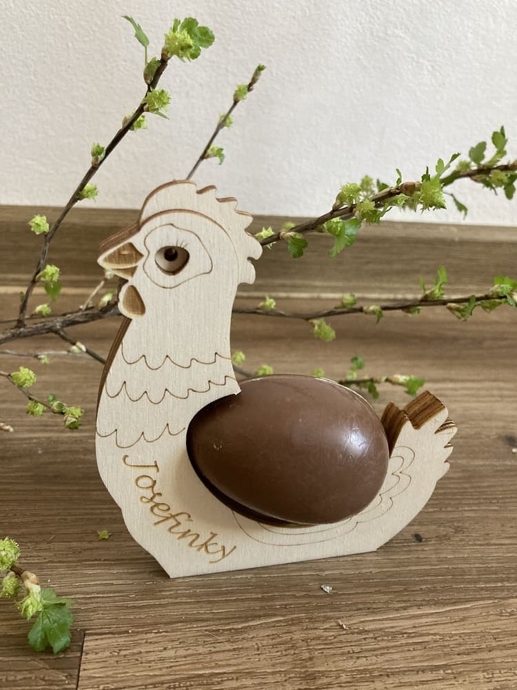 Dřevěný stojánek na velikonoční vajíčko v podobě slepičky